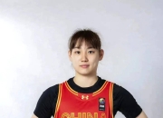 江苏女篮队员成功防守，为球队取胜做贡献 