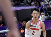 广东队抢眼表现，主教练力挺年轻球员积极成长！ 广东队抢眼表现,主教练力挺年轻球员积极成长的是谁 