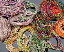 weaves和braids区别 wear和be dressed in的区别 