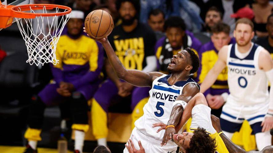 NBA比赛中发生的激烈对垒场面回顾 nba比赛中发生的激烈对垒场面回顾是什么 