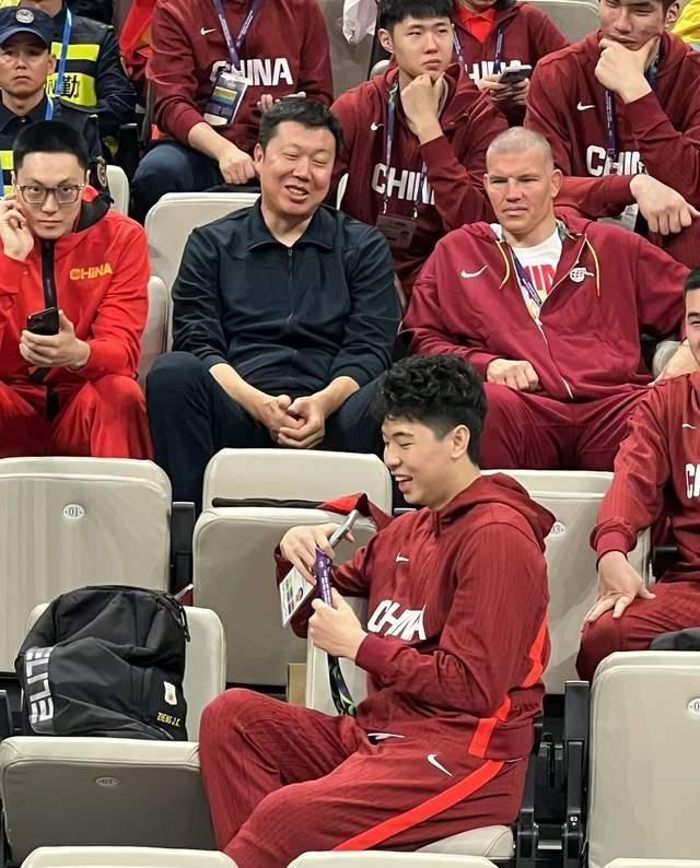 超越极限！球员奉献激情，观众沸腾欢呼的简单介绍