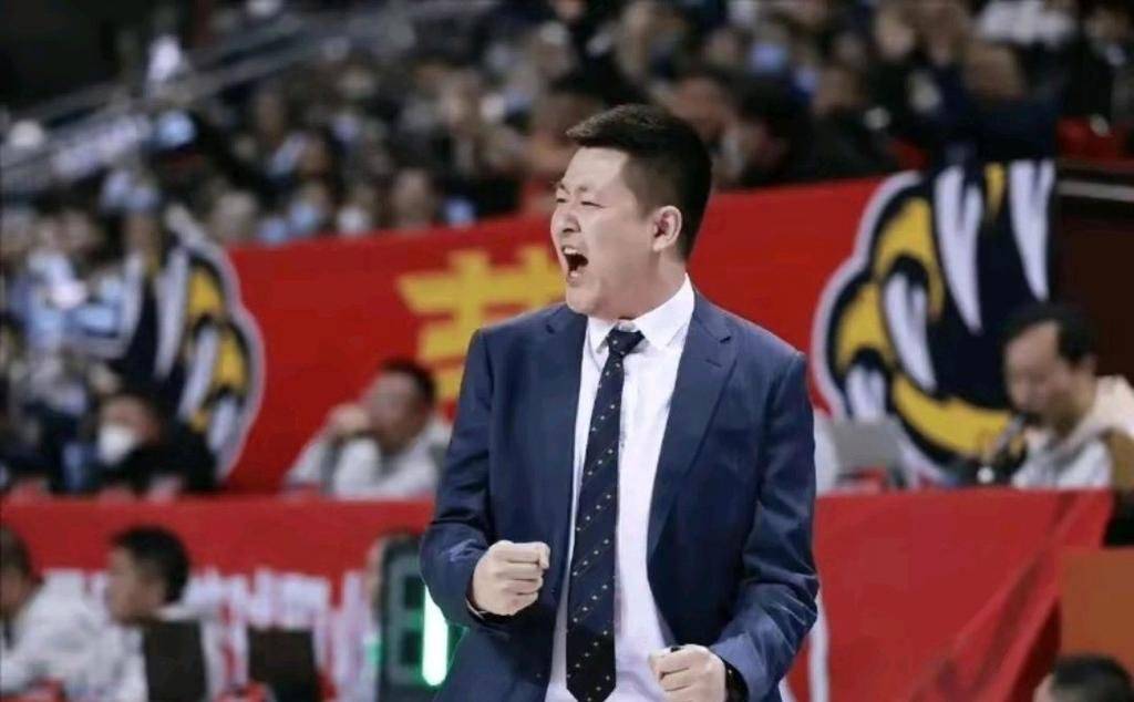 关于上海男篮球队成员积极备战，冲击季后赛意志坚定的信息