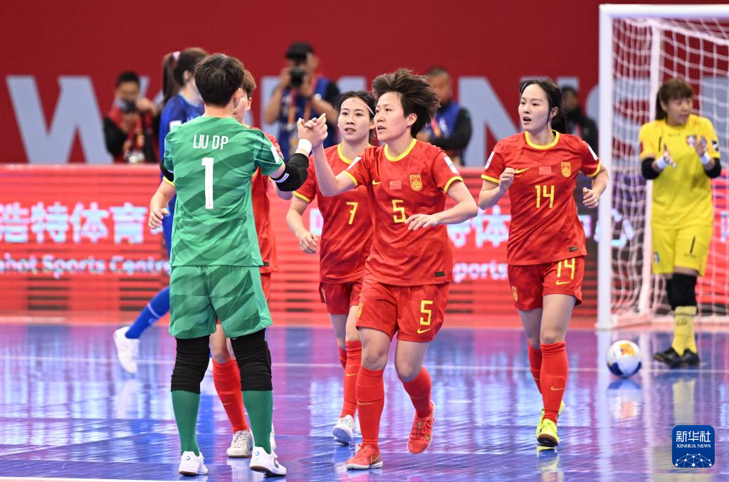 中国女子足球队在比赛中展现出色实力并获胜 