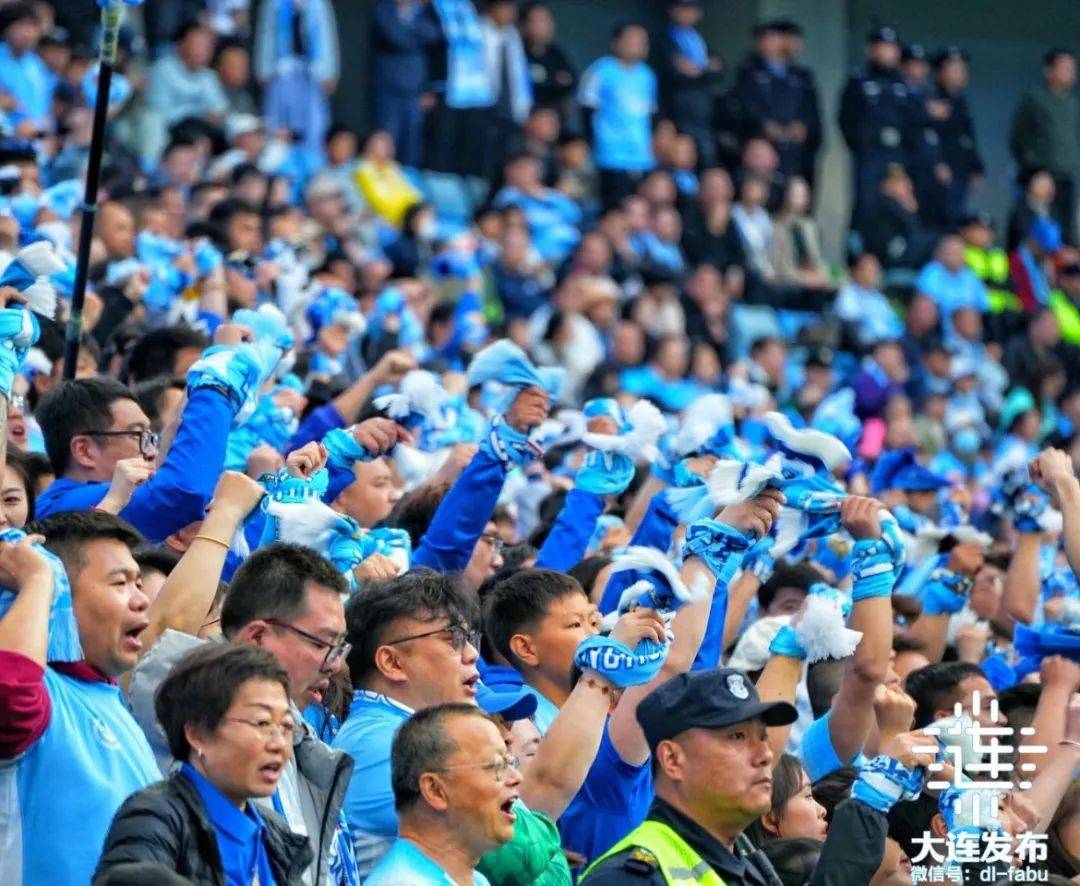 观众们在球场上激情尖叫，为运动员们加油助威 