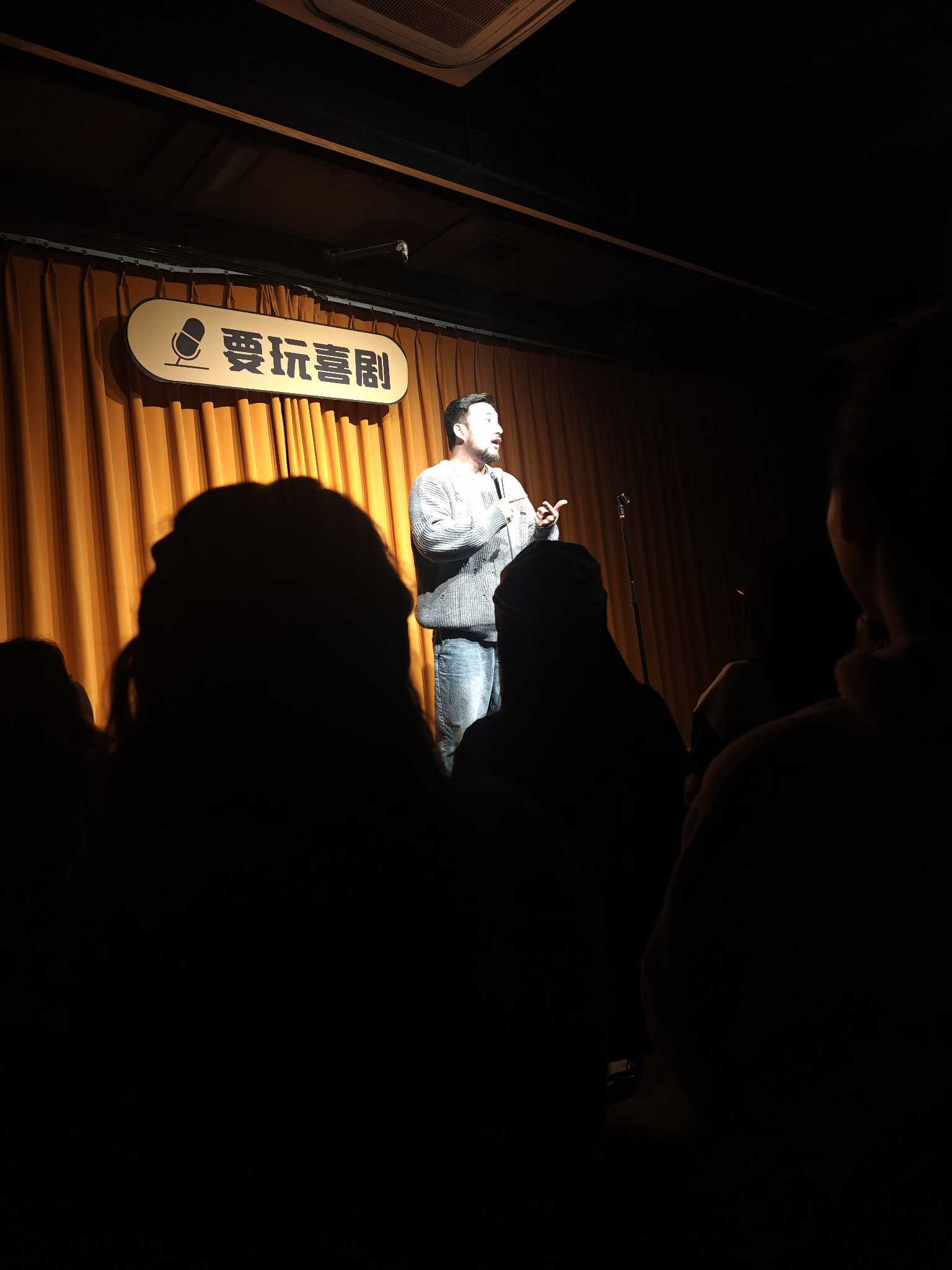关于沸腾现场，球迷热情高涨，欢呼声不绝于耳的信息
